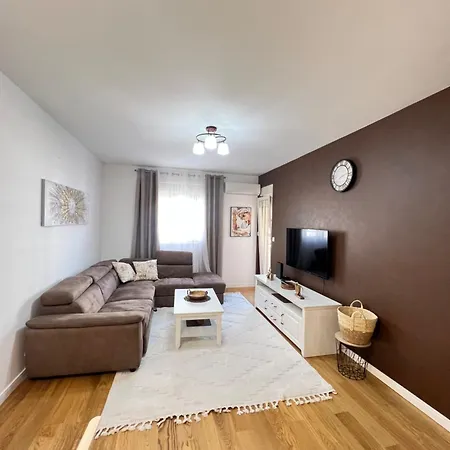 White Homes 7-central Point Apartament