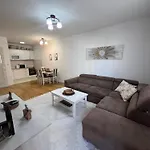 White Homes 7-central Point Apartament