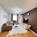White Homes 7-central Point Apartament