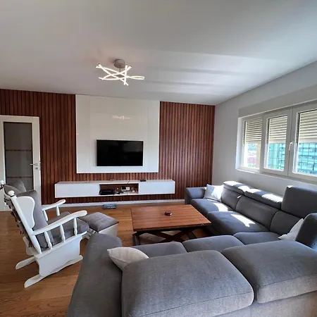 White Homes 7-central Point Apartment *