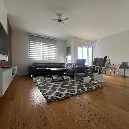 White Homes 7-central Point Apartment