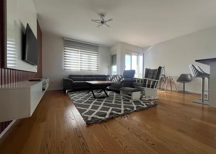 White Homes 7-central Point Apartment